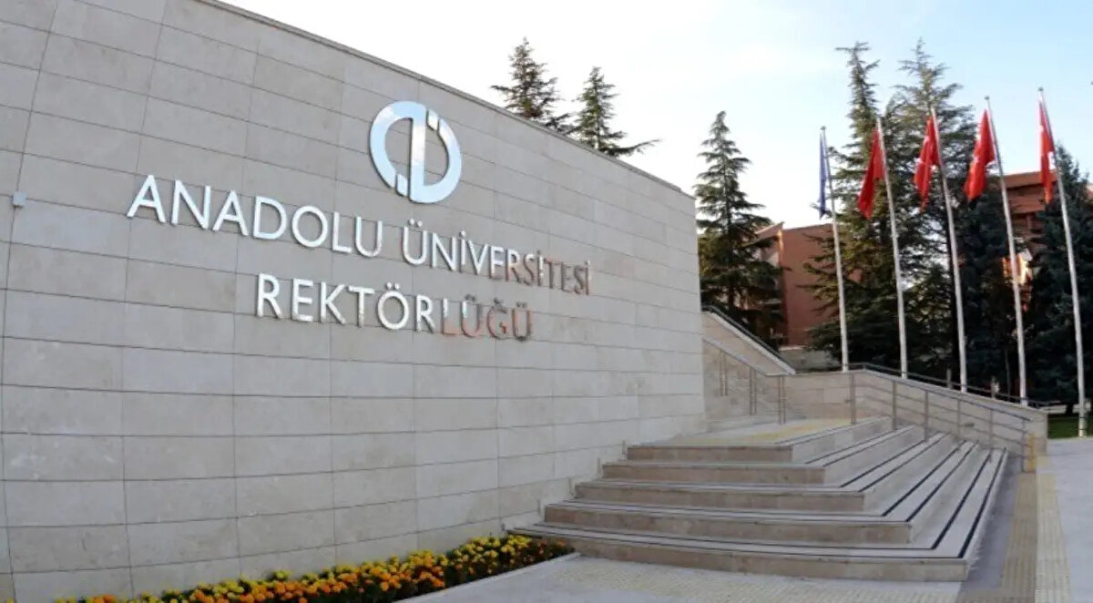 Kayıtlar 17 Ekim’e Kadar Devam Ediyor<br><br>Anadolu Üniversitesi Açıköğretim Sistemi tarafından yürütülen İkinci Üniversite kayıtları 17 Ekim Cuma gününe kadar devam edecek. Sınavsız kayıt fırsatından yararlanmak isteyenler, detaylı bilgilere ve başvuru sürecine ikinciuniversite.anadolu.edu.tr<br>adresi üzerinden ulaşabiliyor.