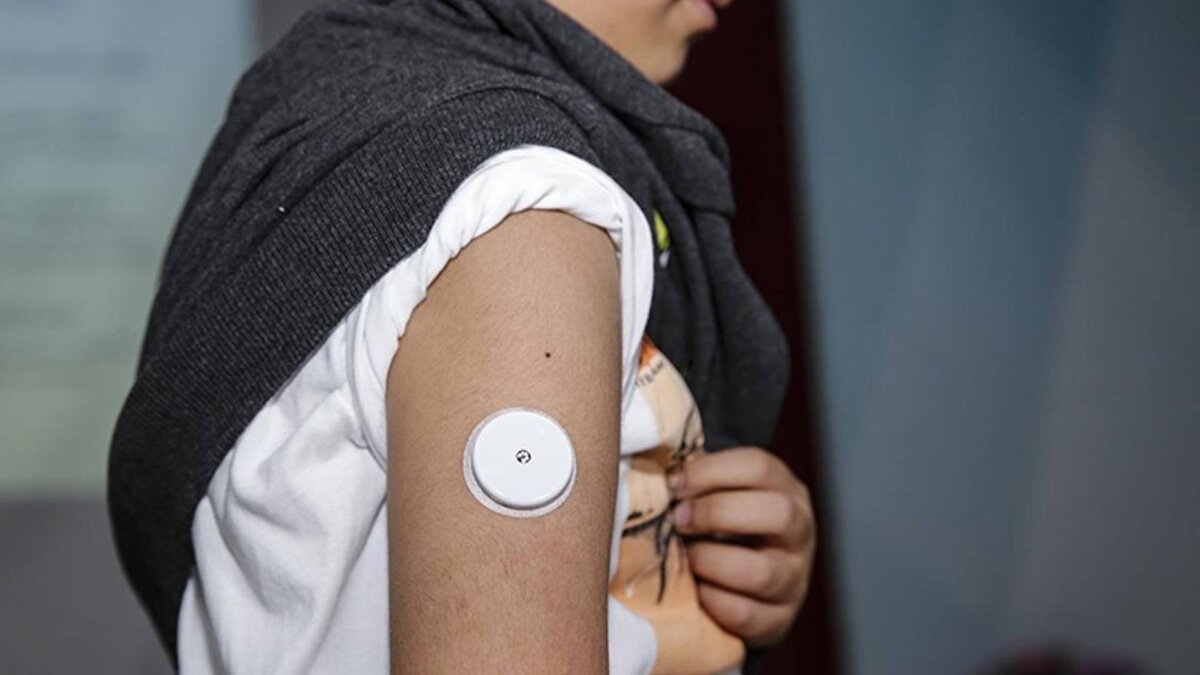 DİYABETLİ Çocuklar Vakfı (DİYAÇEV) Kurucusu ve Başkanı, Koç Üniversitesi Çocuk Endokrinolojisi ve Diyabet Bilim Dalı Başkanı Prof. Dr. Şükrü Hatun, "Türkiye'de 30 bin Tip 1 diyabetli çocuk var. Mahallenizde, okulunuzda yoktur, komşunuzda yoktur. Seyrek görüldüğü için doktorlar, hemşireler, öğretmenler, toplum da az bilir. Ondan dolayı dramatik bir problem gibi görülür. Tip 1 diyabetli çocuklara iyi baktığımız zaman herkes gibi normal, başarılı bir ömür sürdürebilirler" dedi.<br>