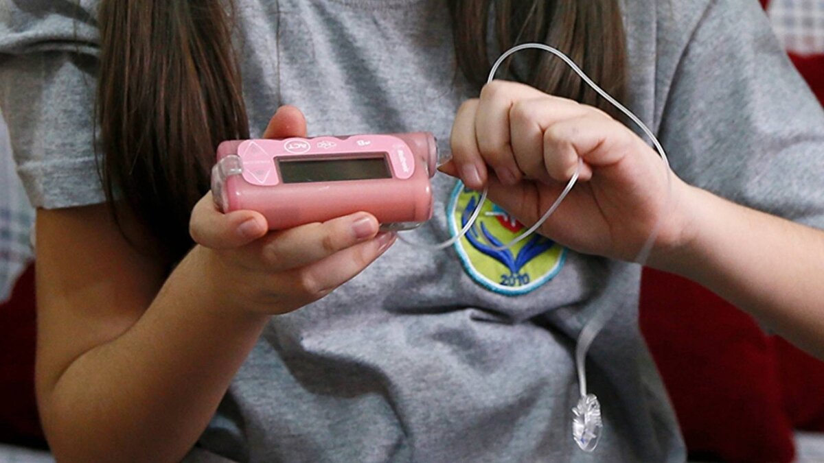 Türkiye'de 30 bin diyabetli çocuk var<br><br>Prof. Dr. Şükrü Hatun, "Tip 2 diyabet olarak bilinen erişkin diyabetlinin 10 milyon civarında olduğu söyleniyor. Çocuklarda görülen Tip 1 diyabet onun yanında az. Türkiye'de 30 bin Tip 1 diyabetli çocuk var. Bir çocuk, diyabet olduğu zaman en başta ailesi şaşırıyor. Yalnızca onlar değil herkes şaşırıyor. Nereden çıktı bu? Çocukta diyabet olur mu? Olur. Farklı bir diyabet türü çocuklarda görülen. En önemli birkaç özelliği var. Aniden başlar. 15 gün önce hiçbir şeyi olmayan çocukta çok su içme, çok idrar yapma olur. Bütün hayatı değişir tanı aldığı zaman. Bir başka özelliği, seyrektir. Mahallenizde, okulunuzda yoktur, komşunuzda yoktur. Seyrek görüldüğü için doktorlar, hemşireler, öğretmenler, toplum da az bilir. Ondan dolayı dramatik bir problem gibi görülür. Bir çocuk Tip 1 diyabet olduğu zaman okula devam edemezmiş, yaptığı sporları bırakması gerekirmiş, evlenemezmiş gibi görülür. Bir kız, diyabet olduğu zaman erkekler onu istemezmiş gibi. Hep böyle şeyler düşünülür" diye konuştu.