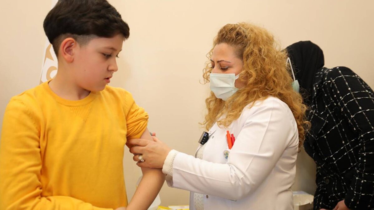 Tip 1 diyabetli olup, gerekli tedavi gördükten sonra başarılı olan isimlerden örnekler veren Prof. Dr. Hatun, tedavi ettiği hastalarının şimdiki durumları hakkında da bilgi verdi. Real Madridli Nacho Fernandez ile manken Lila Grace Moss gibi isimlerin Tip 1 diyabetli olduğunu ifade eden Hatun, "Tip 1 diyabetli çocuklara iyi baktığımız zaman herkes gibi normal, başarılı bir ömür sürdürebilirler. Güzel beslerseniz, iyi bakarsınız; herkes gibi hayatları olur" diye konuştu.<br>