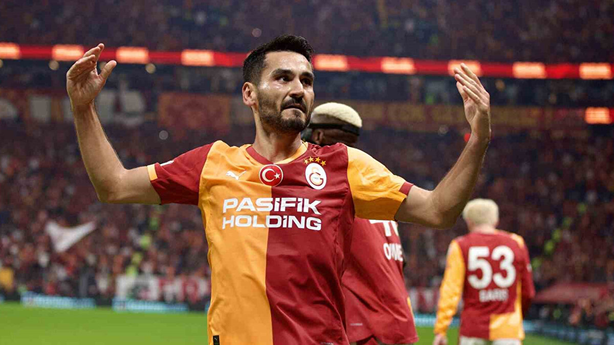 AKŞAMLARI SADECE SU VE ÇAY TÜKETİYOR<br><br>Ayrıca 35 yaşındaki futbolcunun akşamları sadece su ya da çay içmekle yetindiği vurgulandı.