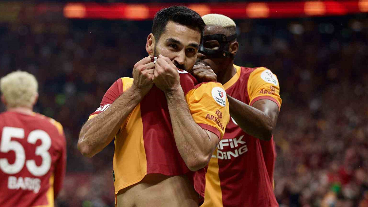 UZUN SÜREDİR ŞEKER TÜKETMİYOR<br><br>Haberde, tecrübeli futbolcunun beslenme alışkanlıklarına büyük bir titizlikle yaklaştığı vurgulandı. 35 yaşındaki yıldızın uzun süredir şeker tüketmediği ve katı bir yaşam disiplini ile belirli rutinlerini yıllardır sürdürdüğü ifade edildi.<br><br>