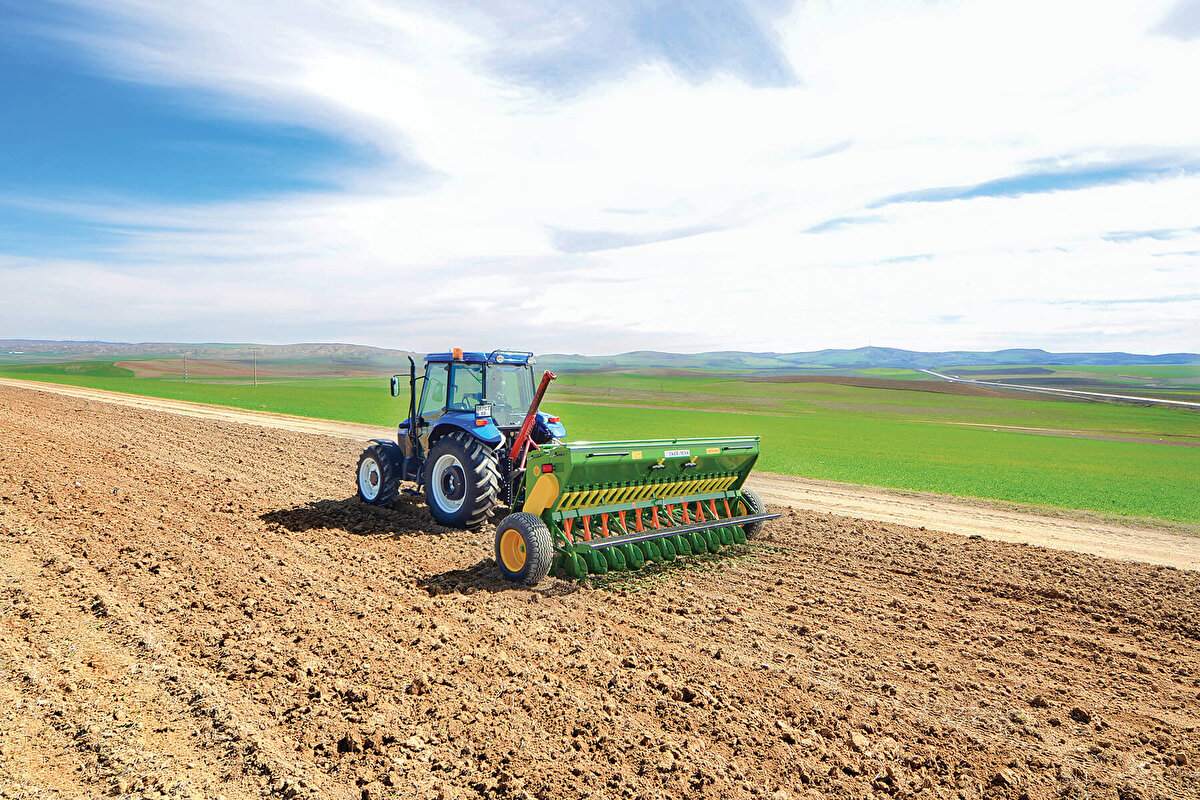BAŞVURU ŞARTLARI1. 2527 sayılı Türk Soylu Yabancıların Türkiye'de Meslek ve Sanatlarını Serbestçe Yapabilmelerine, Kamu, Özel Kuruluş veya İşyerlerinde Çalıştırılabilmelerine İlişkin Kanun hükümleri saklı kalmak kaydıyla Türk vatandaşı olmak.2. İlan son başvuru tarihi itibarıyla 18 yaşını tamamlamış ve 45 yaşını doldurmamış olmak.3. Affa uğramış olsa bile devletin güvenliğine karşı suçlar, anayasal düzene ve bu düzenin işleyişine karşı suçlar, millî savunmaya karşı suçlar, devlet sırlarına karşı suçlar ve casusluk, cinsel saldırı veyaçocuğun cinsel istismarı, zimmet, irtikâp, rüşvet, hırsızlık, dolandırıcılık, sahtecilik, güveni kötüye kullanma, hileli iflas, ihaleye fesat karıştırma, edimin ifasına fesat karıştırma, suçtan kaynaklanan malvarlığı değerlerini aklama veya kaçakçılık suçlarından mahkûm olmamak.4. Başvurunun son günü itibarıyla kamusal hakları kullanmaktan yoksun bırakılmamış olmak.5. Kamu kurum ve kuruluşlarının ilgili disiplin mevzuatı uyarınca görevinden veya meslekten ihraç edilmemiş olmak ve kamu haklarından mahrum olmamak.
