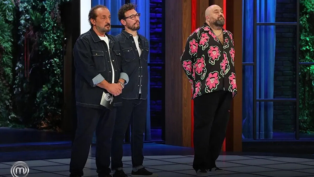 Ardından Danilo Şef, yarışmacılara pancar püresi yapımını öğretecek. Renk, doku ve lezzet dengesine dair püf noktalarını paylaşacak. Son olarak Mehmet Şef, yarışmacılara et hazırlama ve pişirme teknikleri üzerine ders verecek. Etin doğru şekilde kesilmesi, dinlendirilmesi ve pişirme derecelerinin ayarlanması bu eğitimde ele alınacak.