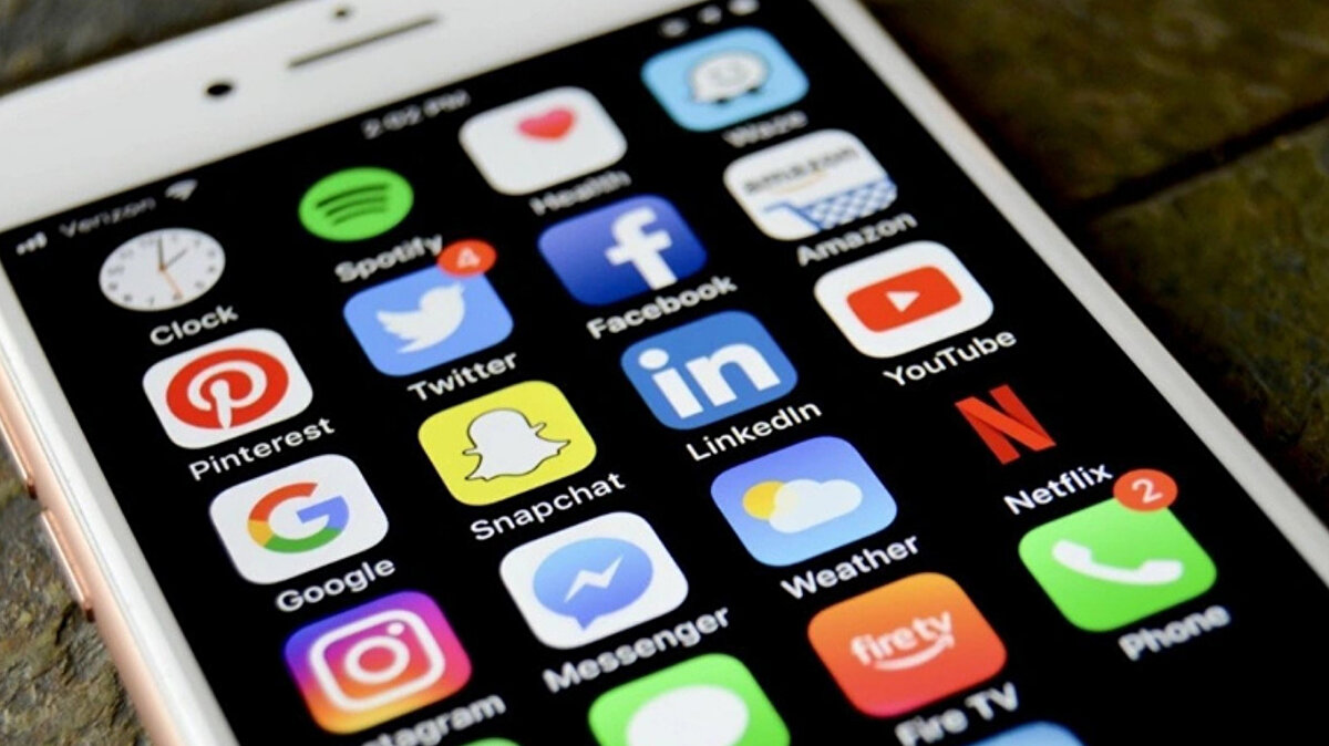 Kodlarda Türkçe İzler Dikkat Çekti<br><br>Euronews’in haberine göre zararlı yazılımın kodlarında Türkçe terimler bulundu.<br>Kod içinde “ArkaUcKomutIsleyicisi”, “Etiket”, “Eavori_durumu” ve “Bot_notu” gibi Türkçe ifadeler tespit edildi.<br>Bu ayrıntılar, saldırının Türkiye merkezli olabileceği iddialarını gündeme getirdi.<br>Uzmanlar, ifadelerin doğrudan saldırganlar tarafından yazıldığını ve “insan eliyle bırakılmış izler” olduğunu belirtti.