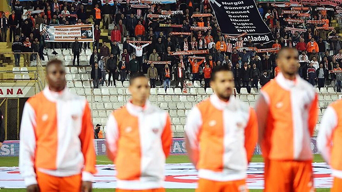 TFF 2. Lig Kırmızı Grup'ta zor günler geçiren Adanaspor, Fethiyespor deplasmanına giderken beklenmedik bir olay yaşadı. 5 Ocak Gazetesi'nin haberine göre, Pazar günü oynanacak maç öncesinde kulüp ciddi bir ulaşım problemiyle karşılaştı. Başkan Ergin Göleli, son anda otobüs ayarlayarak takımı deplasmana göndermeyi başardı.