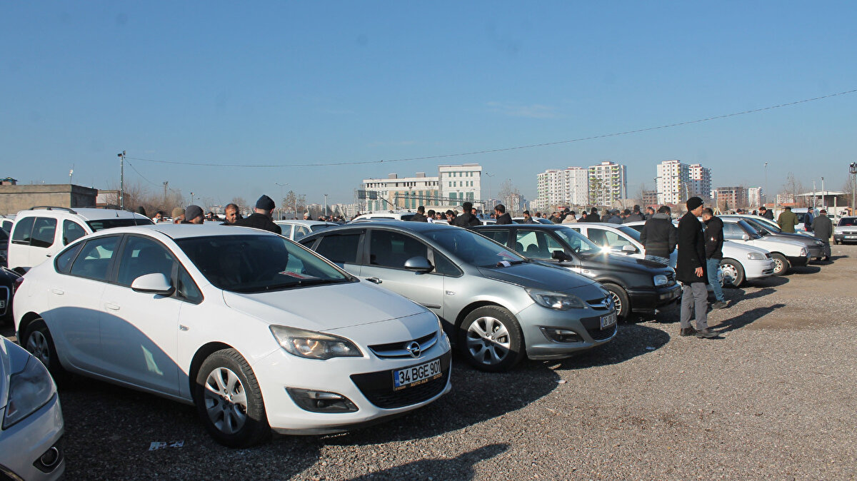 Şahin, tüketicilere kontrol etmeden, servise gitmeden, teknik bilgileri almadan ikinci el araç almamaları uyarısında bulunarak, şunları kaydetti:<br>"Çok fazla şikayet var bu konuda. Aynı aracı 200-300 bin lira daha fazlaya satabilmek adına uzun menzilli diye insanları kandırabiliyorlar. Sigorta şirketlerinin burada uyanık olması lazım. Sigorta şirketi ruhsatı eline alacak. Ruhsatta uzun menzili, kısa menzili yazmıyorsa sigorta şirketi de yazmayacak. Sigorta şirketine düşen beyana göre değil, ruhsata göre yazmak."