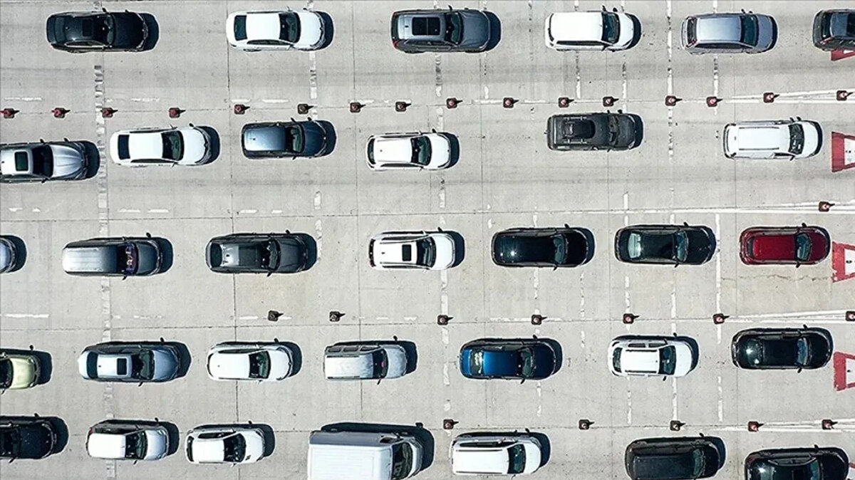 Satıcının beyanına göre, bazı sigorta şirketlerinin araç poliçesine "uzun menzilli" ibaresi eklediğini ve bu durumun ikinci el araç alacak tüketiciyi mağdur ettiğini ileri süren Şahin, sigorta şirketlerinin araç özelliklerini esas alarak belge hazırlamaları gerektiğini söyledi.