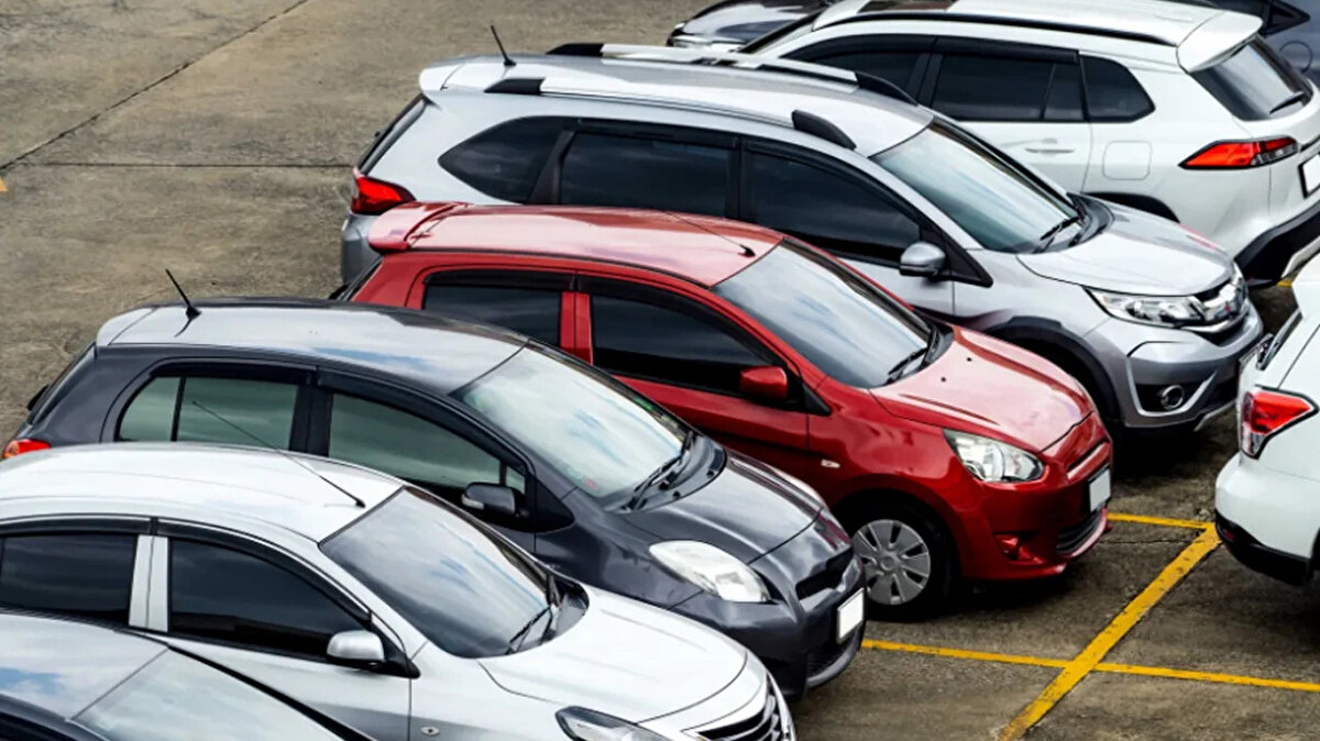 "Özellikle elektrikli araçlarda son dönemlerde Anadolu'ya dönük satışlarda birçok problemle karşı karşıyayız. Uzun menzilli diye satılıyor ama kısa menzilli çıkıyor. Tüketici bunu sadece alıp arabayı kullanmaya başladığında fark edebiliyor. Neden? Çünkü ruhsatında bunun menziliyle alakalı hiçbir bilgi verilmiyor. 