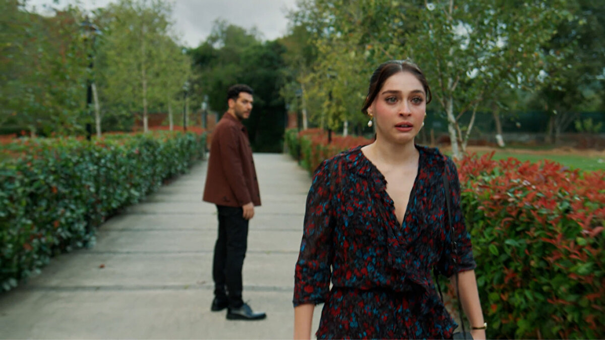 Dizinin Konusu: Sırlar, İhanet ve Aşk<br><br>“Güller ve Günahlar”, dürüstlük ve güven üzerine kurulu hayatı bir anda yıkılan Serhat’ın (Murat Yıldırım) hikayesini anlatıyor.<br>Eşi Berrak’ın (Oya Unustası) yıllardır sakladığı büyük bir sırrı öğrenen Serhat, hayatının kontrolünü kaybediyor.<br>Zeynep’le (Cemre Baysel) tanışmasıyla birlikte kendini yalanlar ve sırlarla dolu bir girdabın içinde buluyor.