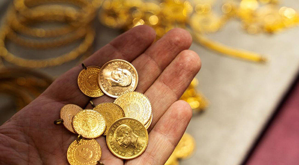 Uzmanlar, fiyatlardaki dalgalanmanın kısa vadeli bir düzeltme olarak değerlendirilmesi gerektiğini belirtiyor.<br>Peki gram altın ne kadar? çeyrek, yarım ve tam altın ne kadar? İşte altın fiyatları
