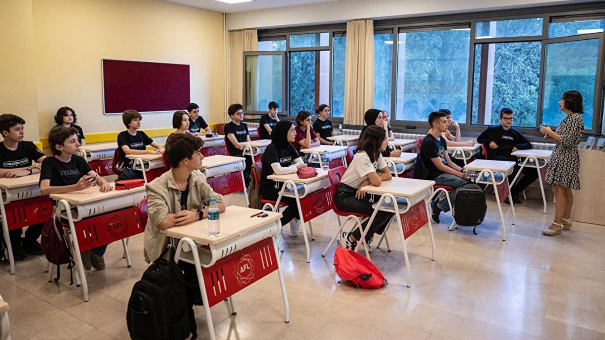 Bakanlık takip edecek<br><br>2+2 modelinde 9 ve 10'uncu sınıflar zorunlu lise eğitimine devam edecek. Sabah'ın haberine göre, 11 ve 12'nci sınıfa gelen öğrenciler isterse mesleki eğitime geçecek ya da üniversiteye hazırlanacak. Bu aşamaların hepsinde Milli Eğitim Baknalığı öğrencileri takip edecek. Öğrenci lisenin son 2 yılını okumak istemese bile sistem içinde kalmaya devam edecek.