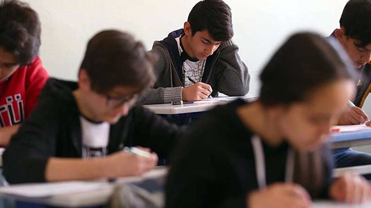 MEB'in hazırladığı rapor pazartesi günü yapılması beklenen kabine toplantısında sunulacak. 4 yıllık zorunlu eğitimin neden olduğu aksaklıklar, dünyadaki örnekler ve model önerileri Cumhurbaşkanı Erdoğan ve kabine üyelerine anlatılacak. Yeni model önerisinde 2+2 modelinin ön plana çıkacağı öğrenildi. Yeni modele göre lise eğitimi iki aşamaya ayrılacak. Öğrenciler ilk 2 yılı tamamladıklarında temel lise diploması alabilecek, isteyenler ise kalan 2 yılda alan bazlı mesleki veya akademik yönlendirmeye dayalı eğitim alabilecek. Sistem lise eğitimini doğrudan 2 yıla indirmeyi değil 4 yıllık yapıyı iki ayrı kademeye bölmeyi hedefliyor. Amaç, öğrencilerin bireysel gelişimlerini desteklemek, ders yükünü hafifletmek ve sınav odaklı sistemi dönüştürmek.