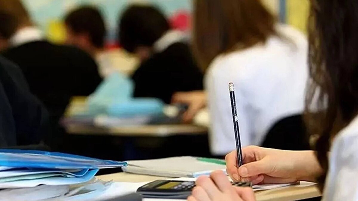 Süreç nasıl işleyecek?<br><br>Bakanlığın önerilere son şeklini vermesi ve teknik çalışmayı tamamlamasının ardından yasal düzenleme için ön çalışma Cumhurbaşkanlığı Yardımcılığı ve AK Parti TBMM grubuna sunulacak. Eşgüdüm halinde kanun teklifine son şeklinin verilmesinin ardından ise teklif Meclis Başkanlığı'na, oradan da TBMM Milli Eğitim, Kültür, Gençlik ve Spor Komisyonu'na gönderilecek. Burada son şeklinin verilmesinin ardından Meclis Genel Kurulu'nda ilgili değişiklikler yapılacak.