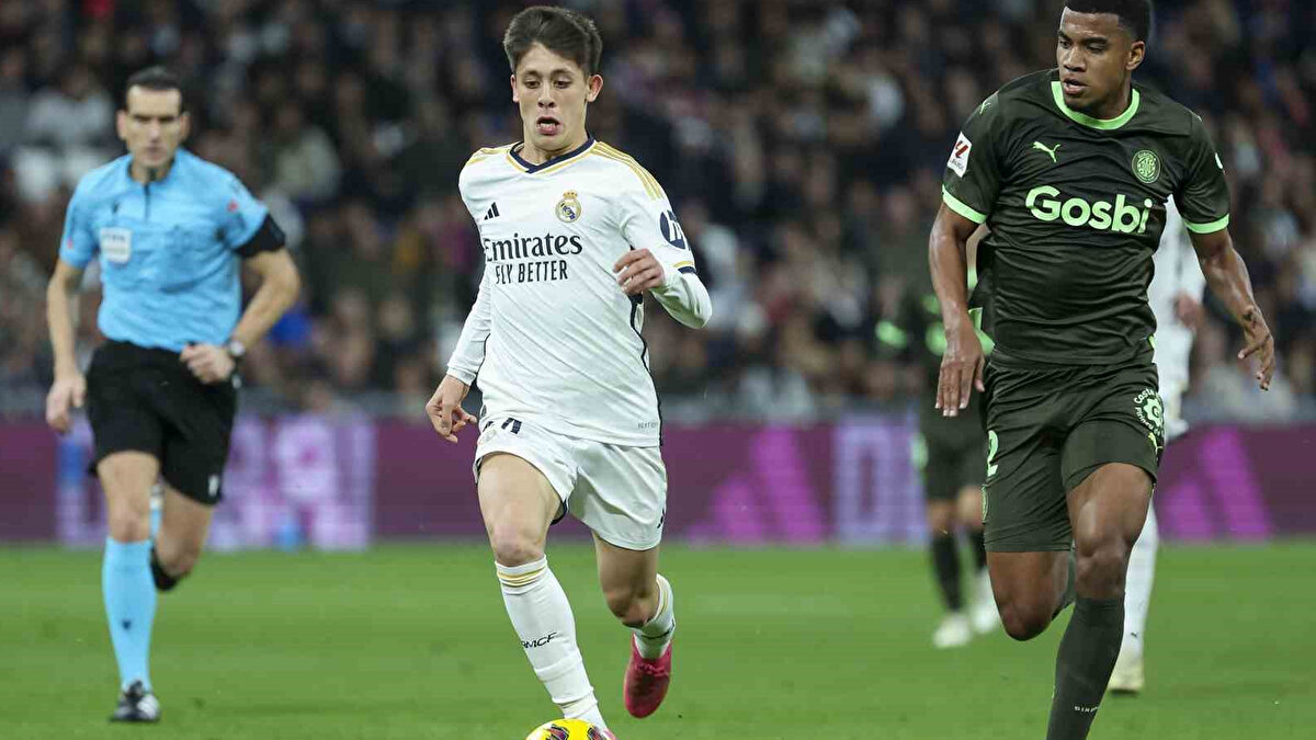 "NASIL KAS KAZANDIĞINI VİDEO İZLEYİP GÖRSÜNLER"<br><br>"Arda Güler fiziksel olarak iyi durumda. Daha dayanıklı, daha fazla düşünüyor ve daha hızlı hareket ediyor. Onun spor salonuna ihtiyacı olduğunu söyleyenler, tatilden bu yana nasıl kilo ve kas kazandığını gösteren videoyu izlemeliler."