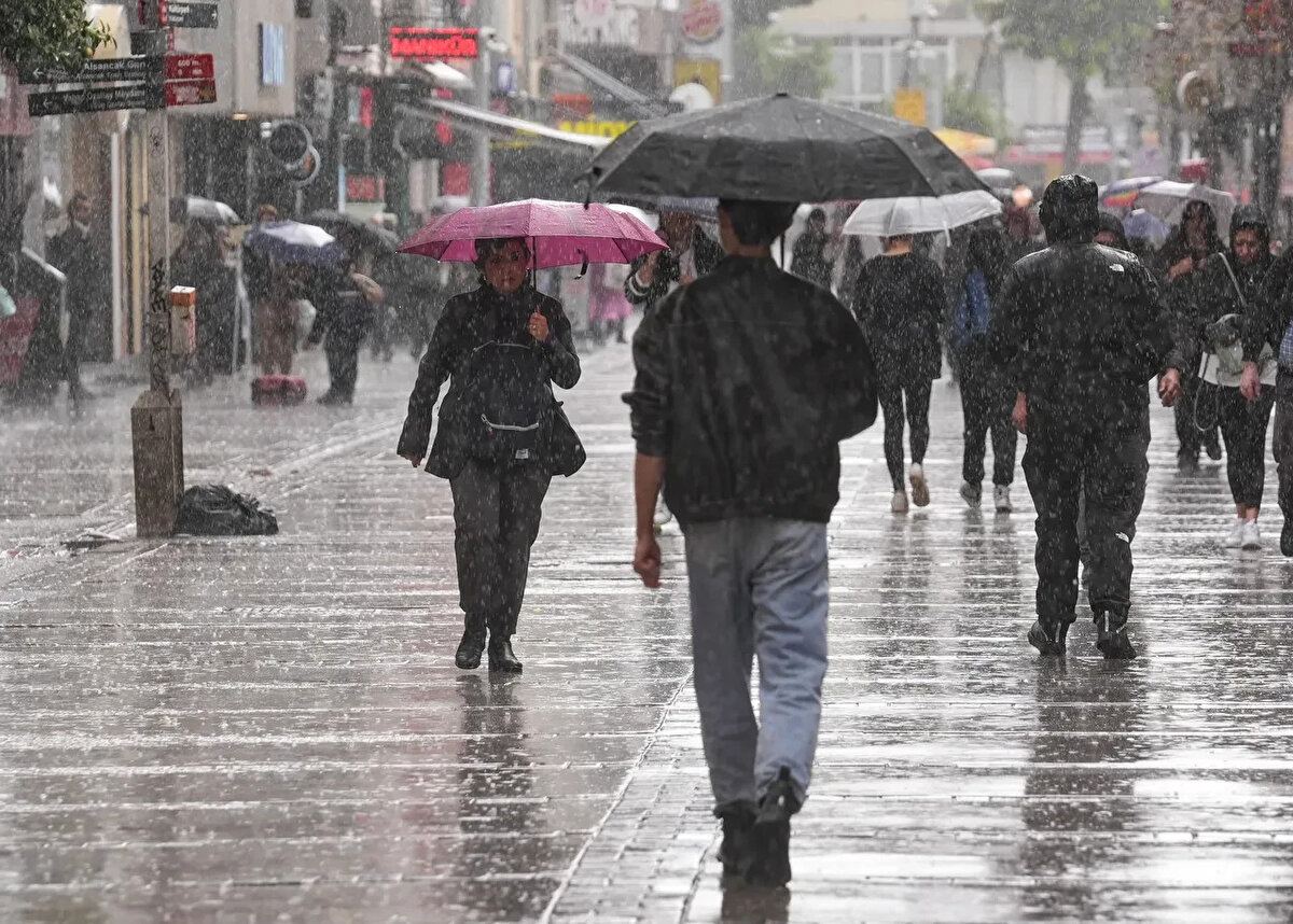 İÇ ANADOLU’DA AKŞAM SAATLERİNDE YAĞMUR<br><br>İç Anadolu Bölgesi’nde hava parçalı ve çok bulutlu.<br>Öğleden sonra Eskişehir, akşam saatlerinden itibaren Ankara, Konya, Aksaray ve Yozgat çevrelerinde sağanak bekleniyor.<br><br>Ankara: 17°C – Akşam saatlerinde yağışlı<br><br>Konya: 21°C – Gece yağışlı<br><br>Yozgat: 16°C – Gece yağışlı<br><br>Eskişehir: 17°C – Öğleden sonra sağanak