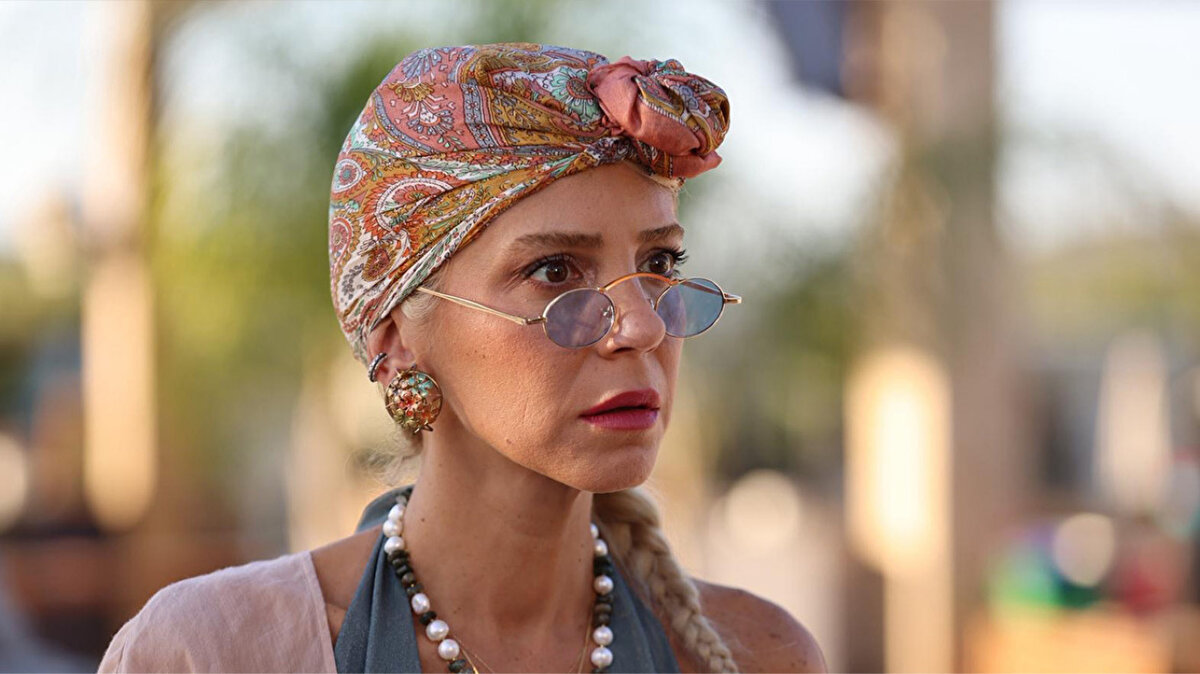 Ben Leman Dizisi Konusu Ne?<br><br>Ben Leman, geçmişin sırlarıyla hayatları kesişen Leman, Şahika, Mine ve Suzi adlı dört kadının hikayesini anlatıyor.<br>Dostlukların, aşkların ve sırların sınandığı bu dramatik hikaye, izleyiciyi huzurlu bir kasabanın fırtınalı atmosferine taşıyor.<br>Her karakter kendi geçmişiyle yüzleşirken, gerçeğe en çok yaklaşan kişi en büyük bedeli ödeyecek.