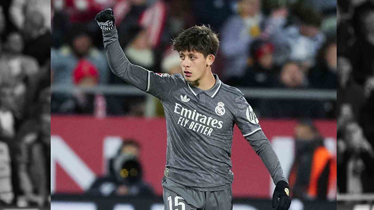 ARDA GÜLER'E <br>ZIDANE BENZETMESİ<br><br>"Güler, dünyanın herhangi bir takımında bir yıldız olurdu. Burada onu eleştirenler, şu anda Modric'i seven ve zamanında onun Real Madrid'e uygun olmadığını söyleyenler ya da aylarca Zidane'ı yuhalayanlardır."<br>