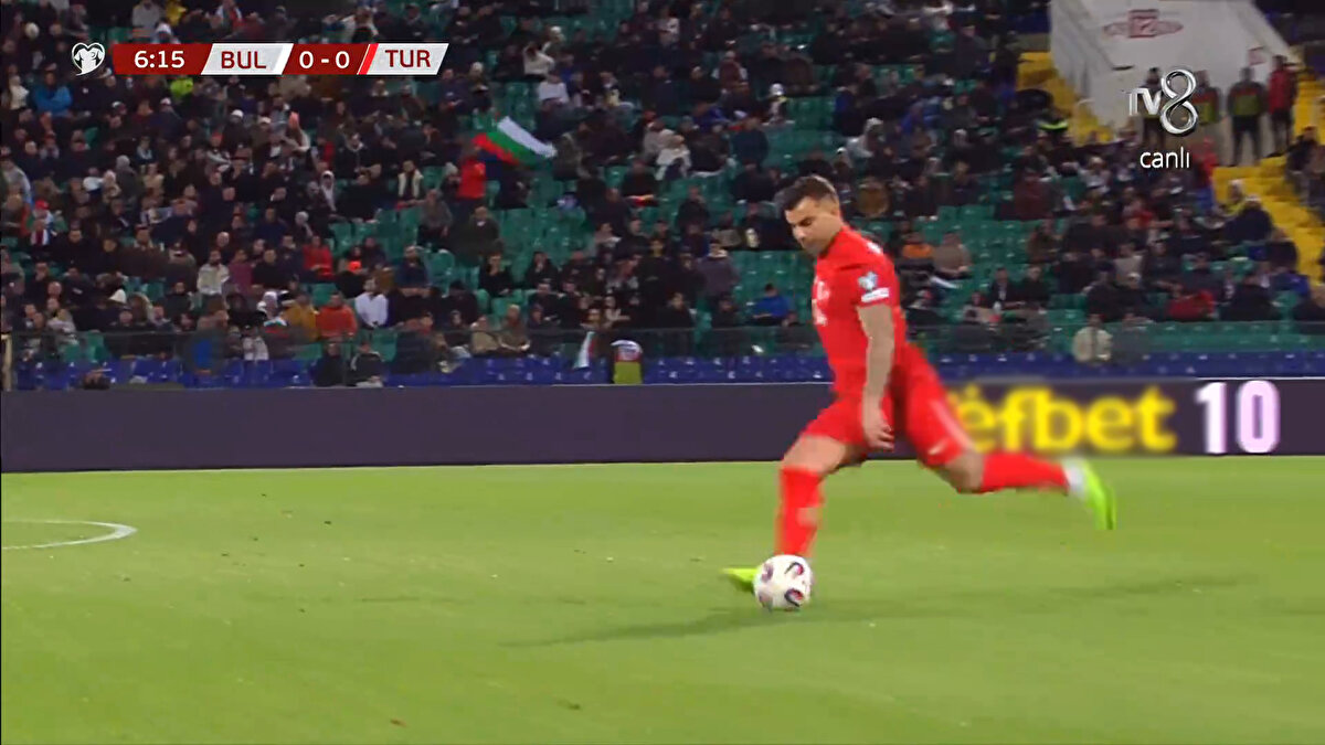 İzlanda-Türkiye müsabakasında TV8 ekranlarına bahis reklamı sergilenmiş ve maçı anlatan spiker Alp Özgen, "Saha kenarında yer alan reklam panolarıyla alakalı tüm tasarruf İzlanda Futbol Federasyonu'na aittir. TFF ve TV 8'in bu konuyla hiçbir dahli yoktur." şeklinde açıklama yapmıştı.