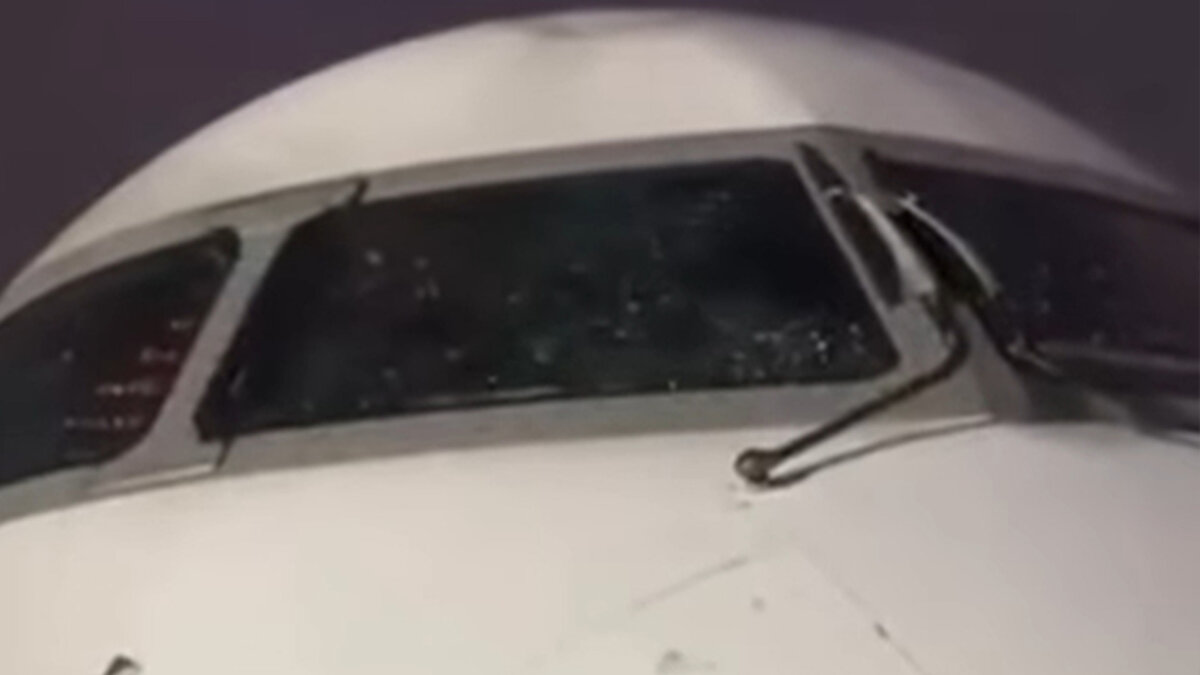 2026 Dünya Kupası Elemeleri için deplasmana giden Nijerya Milli Takımı, korku dolu dakikalar yaşadı. <br><br>Kadrosunda Galatasaraylı Victor Osimhen ve Beşiktaşlı Wilfred Ndidi’nin de bulunduğu takımın uçağı, uçuşun 25. dakikasında ön camının çatlaması üzerine Angola’ya acil iniş yaptı.