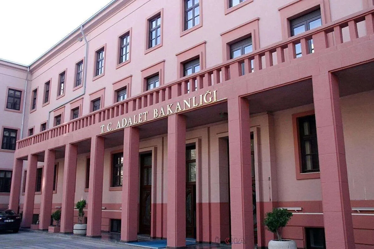 11. Yargı Paketi'nin içeriği ile beraber en çok merak edilen sorulardan biri de genel af çıkacak mı? TBMM'nin yeni yasama yılı ile beraber 11. Yargı Paketi'nin Meclis'e ne zaman geleceği merak ediliyor. Adalet Bakanı Yılmaz Tunç, yargı paketi ile ilgili detayları paylaştı. Yeni yargı paketi ile beraber genel af çıkacak mı? 11. Yargı Paketi'nin içerisinde neler var? İşte detaylar...