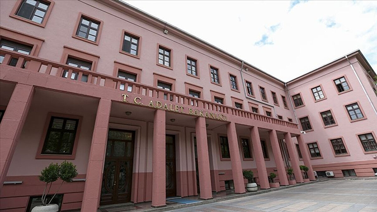 eni Yargı Paketi Yolda: 15-18 Yaş Grubuna Yönelik Yeni Düzenleme Geliyor<br>Adalet Bakanı Yılmaz Tunç, hazırlıkları süren 11. ve 12. Yargı Paketleri hakkında önemli açıklamalarda bulundu. Yeni düzenlemede, özellikle suça karışan çocukların yargılanma usulü ve cezai sorumluluk sınırları yeniden ele alınıyor.<br>