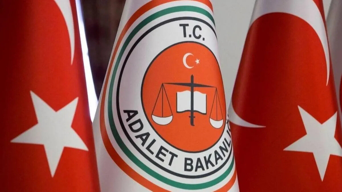 15-18 Yaş Grubuna Takdir Yetkisi Geliyor<br>Bakan Tunç, mevcut düzenlemeye göre 12 yaş altı çocuklara cezai yaptırım uygulanmadığını, 12-15 yaş arası çocuklara indirimli ceza verildiğini, 15-18 yaş grubundakilerde ise bazı sorunlar yaşandığını belirtti.<br><br>Tunç, yeni pakette bu yaş grubuna ilişkin değişiklik yapılacağını vurgulayarak şöyle konuştu:<br><br>"15-18 yaş aralığındaki çocukların fiziksel gelişimi, suçun niteliği ve tekrar eden fiiller göz önüne alınarak, kasten işlenen öldürme suçlarında hâkimlere indirim konusunda takdir yetkisi verilmesi gerektiğini düşünüyoruz."
