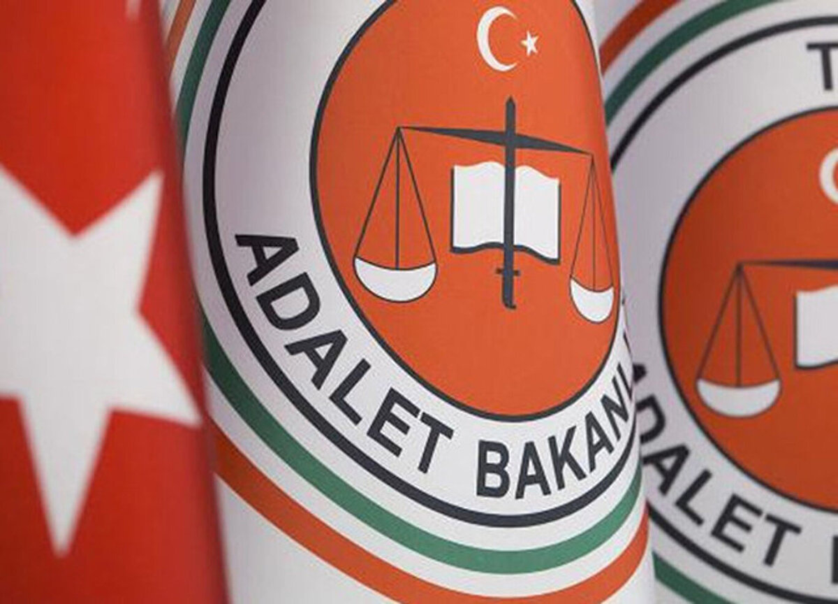 AK Parti Grup Başkanı Abdullah Güler, Adalet Bakanlığı ile TBMM Adalet Komisyonu'nun 11. Yargı Paketi üzerinde çalıştığını belirtti. Güler, "Teklifimizde özellikle küçük yaşta suça sürüklenen çocuklarla ilgili olmak üzere bazı kanuni düzenlemeleri gündeme getirmeyi arzu ediyoruz. Büyük ihtimalle bu hafta veya önümüzdeki hafta tamamlanmak suretiyle 11. Yargı Paketimiz Meclis Başkanlığımıza sunulacak." ifadelerini kullandı.