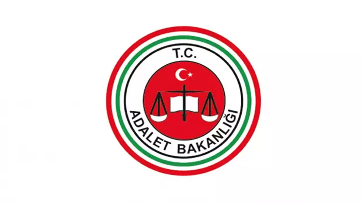 11. Yargı Paketi Meclis’e Sunuluyor<br>AK Parti Grup Başkanı Abdullah Güler, 11. Yargı Paketi’nin kısa süre içinde TBMM Başkanlığı’na sunulacağını duyurdu.