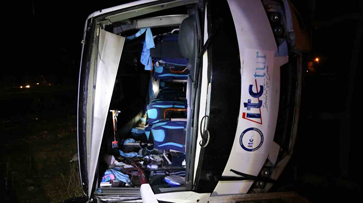 İhbar üzerine olay yerine itfaiye, sağlık, AFAD, jandarma ve polis ekipleri sevk edildi. Olay yerine gelen ekipler, midibüsün ön camından girerek yaralıları dışarı çıkarttı.