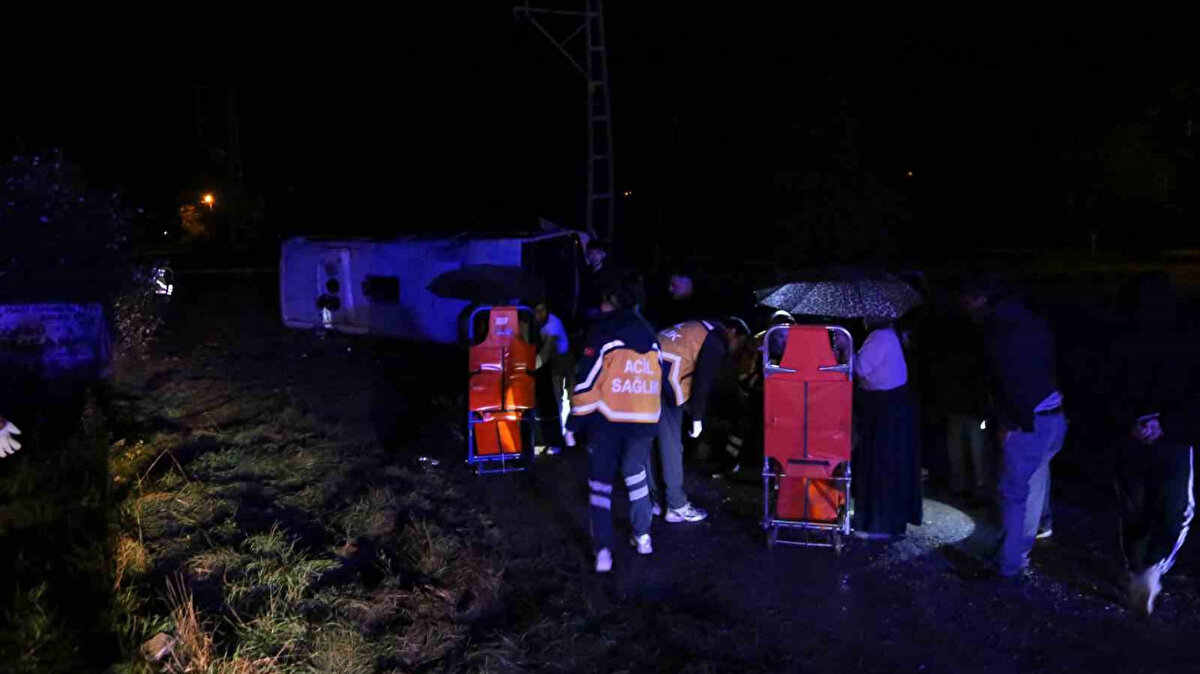 Sürüklenen midibüs, demir direğe çarparak durabildi. 21’i yerli turist, 2’si tur rehberi, 2 sürücü olmak üzere 25 kişinin bulunduğu araçtaki 24 kişi yaralandı. Kazayı gören vatandaşlar durumu 112 Acil Çağrı Merkezine bildirdi.