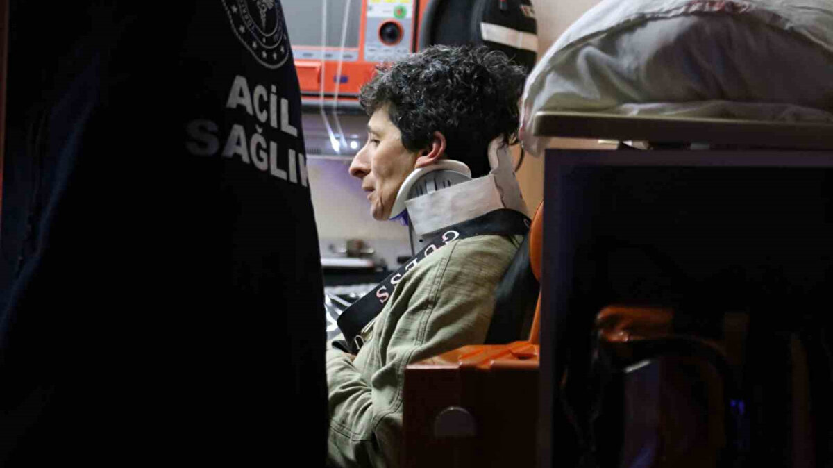 Bölgeye gelen vatandaşlar ise yerde müdahale edilen yaralıları yağmurdan şemsiyeleriyle korumaya çalıştı.