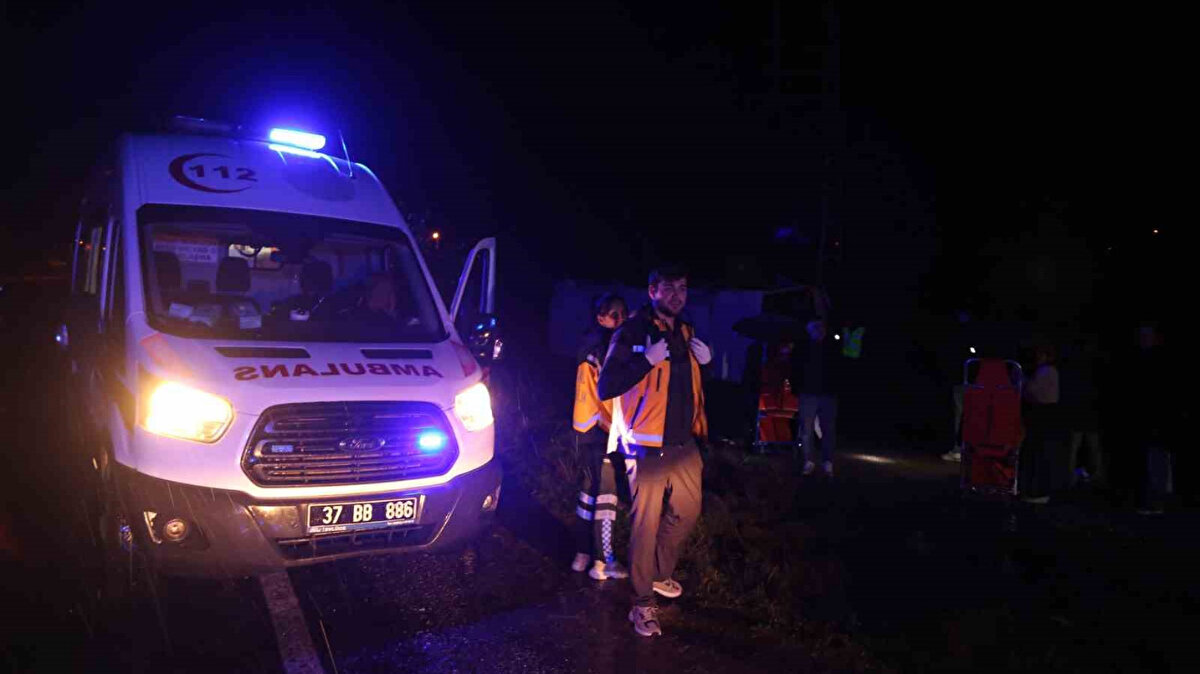 Vatandaşlar yaralıları şemsiyeleriyle korudu