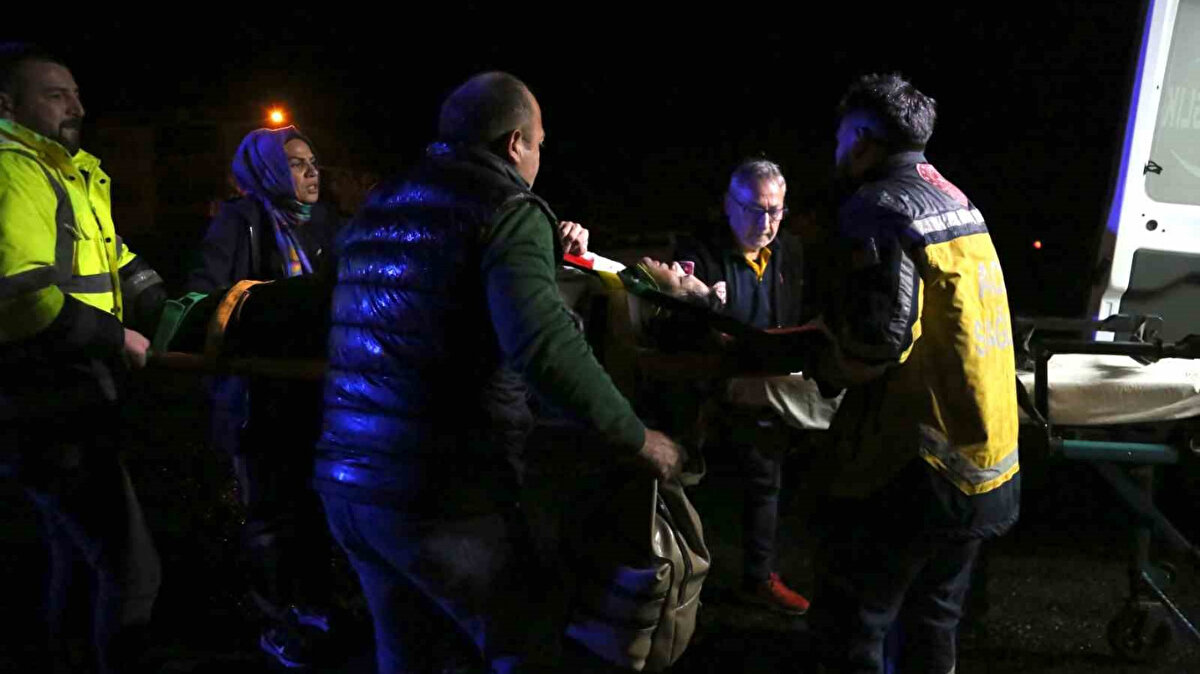 Öte yandan, midibüsün tur için İstanbul’dan Sinop’a giden vatandaşları taşıdığı, araçtakilerin gezmek için Kastamonu’ya geldiği sırada kazanın yaşandığı öğrenildi.<br>