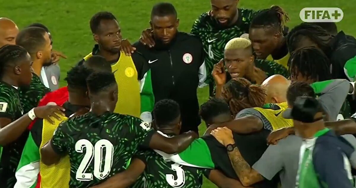 MAÇ SONU GALİBİYET KONUŞMASI OSIMHEN'DEN<br><br>Karşılaşmanın ardından tüm takımı sahanın ortasına toplayan Osimhen, arkadaşlarına motivasyon konuşması yaptı. 