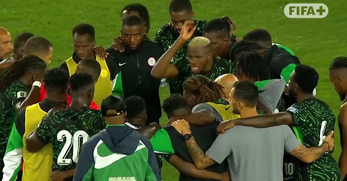 Yıldız oyuncunun takım arkadaşlarına  yaptığı hararetli konuşma kameralara yansıdı. . 