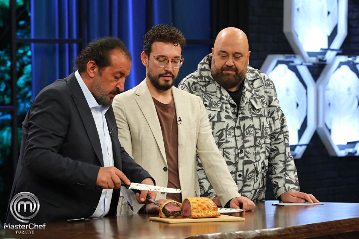 “MasterChef’te elenen yarışmacı kim?” sorusu günün en çok merak edilen konularından biri oldu.<br>TV8 ekranlarında yayınlanan MasterChef Türkiye heyecanı sürüyor.<br>Mehmet Yalçınkaya, Danilo Zanna ve Somer Sivrioğlu’nun jüri olduğu yarışma programında dün akşam eleme heyecanı yaşandı.<br>7 yarışmacının eleme potasına girdiği bölümde adaylardan biri yarışmaya veda etti.<br>Kıyasıya bir mücadeleye sahne olan yarışmada elenen kim oldu?<br>İşte 10 Ekim 2025 Cuma günü MasterChef’ten elenen isme dair ayrıntılar…<br>