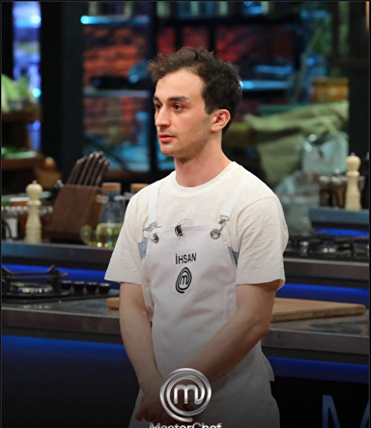 MASTERCHEF İHSAN KİMDİR?<br><br>İhsan Yiğit Uşak, aldığı aşçılık eğitiminin ardından Danimarka’da Michelin yıldızlı bir restoranda 3 ay boyunca staj yaptı.<br>Bu deneyimini “Çalışma sistemi mükemmeldi ama hayat çok yalnız ve zordu.” sözleriyle anlattı.<br><br>22 yaşındaki yarışmacının, kısa süre önce yurt dışından Türkiye’ye döndüğü öğrenildi.<br>İstanbul’da bir restoranda aşçılık yapan İhsan Yiğit Uşak’ın hedefi, MasterChef Türkiye’de şampiyon olmaktı.