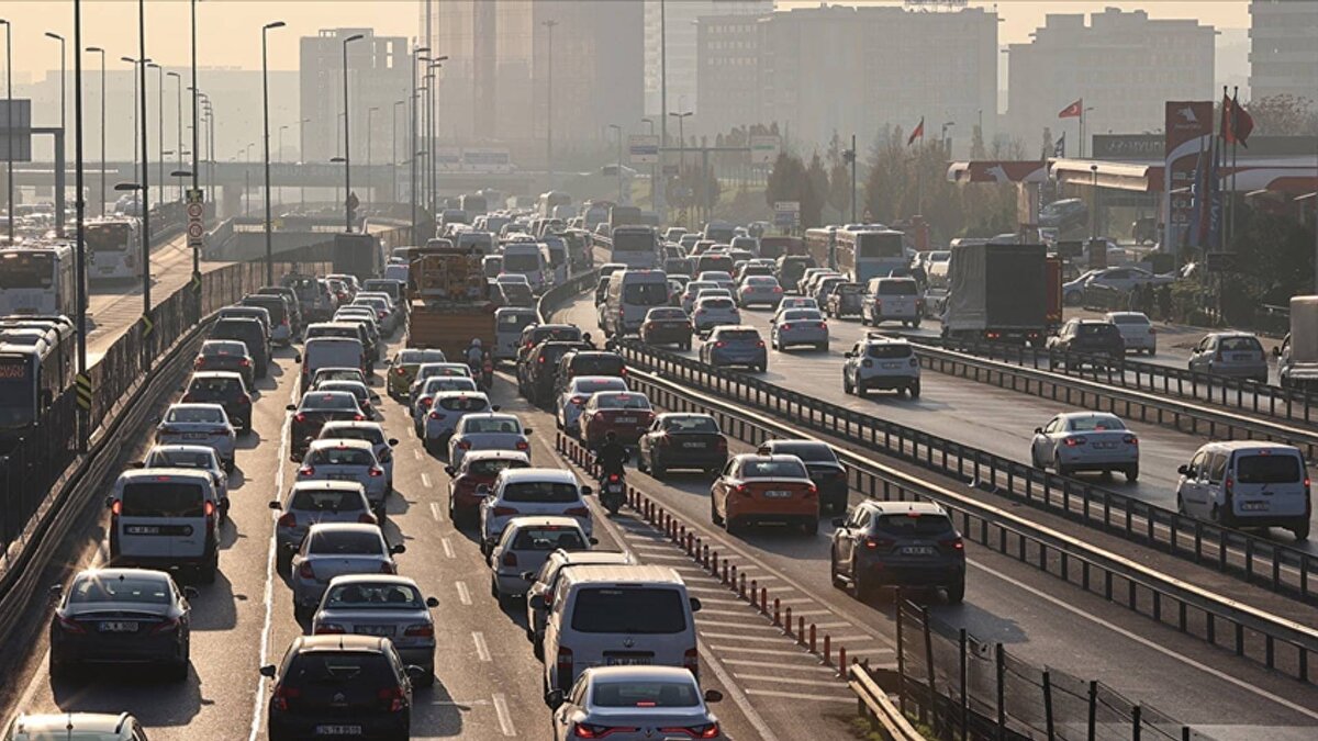 TESK Genel Başkanı Bendevi Palandöken, "Sigorta teminatları günün şartlarına göre artırılmalı. Yüksek olduğu için de her yıl 2.5 milyona yakın araç yeni trafiğe kaydoluyor. Dolayısıyla ülkemizdeki toplam araç sayısı TÜİK verilerine göre 32 milyon, bunların yaklaşık 6 milyonu ise sigortasız durumda. Yani zorunlu sigortada dahi 6 milyon aracın sigortası yok. Kasko sigortasında ise bilindiği üzere araç sahiplerinin yüzde 70’i kasko yaptıramıyor" dedi.