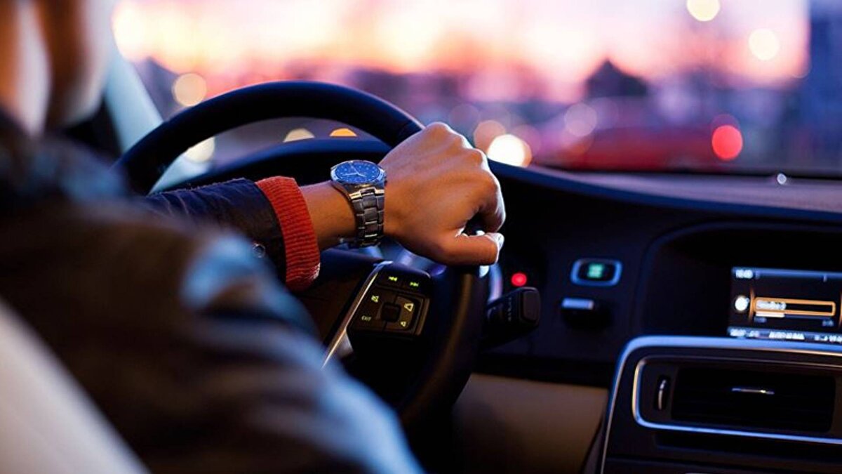 "Son 10 yılda motosiklet sayısı yüzde 120 artış gösterdi"<br>Trafikteki risklerin artışına da dikkat çeken Palandöken, "Yine bilindiği üzere en çok kazalar motosikletlerde yaşanıyor. Sigortalılık oranları ise endişe verici. Ülkemizde son 10 yılda motosiklet sayısında yüzde 120 oranında artış var. Buna paralel olarak kaza oranları da aynı şekilde artıyor. Ancak sigorta oranlarına bakıldığında, motosikletlerin yalnızca yüzde 35’i sigortalı, yüzde 65’i sigorta kapsamı dışında. Bu durum kazalara karışan motosikletlerin diğer sürücülerle birlikte ciddi sıkıntılar yaşamasına neden oluyor. Ayrıca, yolların yetersizliği ve motosikletliler için ayrılmış bölümlerin eksikliği kazalara karışma oranını da artırıyor. Dolayısıyla çocuklarımızın ve gençlerimizin can güvenliğinin sağlanması için onlara özel, daha geniş ve güvenli yolların yapılması gerekiyor. Böylece bu tür kazaların daha az hasarlı şekilde atlatılması mümkün olur. Aksi halde kaybedilen her gencin geri dönüşü mümkün olmuyor" diye konuştu.