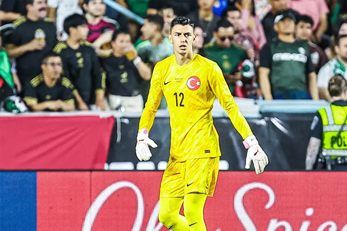 Türkiye Futbol Federasyonu (TFF), Berke Özer'in A Milli Futbol Takımı kampından teknik ve idari ekibin izni olmadan ayrıldığını açıkladı. Federasyondan yapılan açıklamaya göre Berke Özer'in yerine kadroya Muhammed Şengezer dahil edildi.<br><br>