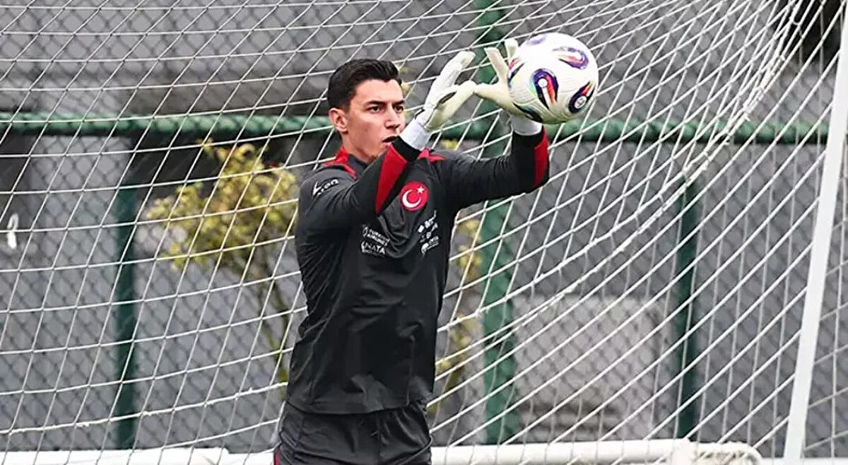 Uzun yıllardır hasretini çektiğimiz Dünya Kupası'na katılma yolunda özveriyle mücadele verilen, takım içerisindeki birliktelik ve dayanışmanın tepe noktada olduğu bir dönemde, bu şekilde bir davranışın kabul edilmesi mümkün değildir.<br><br> <br><br>Berke Özer'in kamptan ayrılmasını takiben RAMS Başakşehir FK'dan Muhammed Şengezer, A Millî Takım aday kadrosuna davet edilmiştir.<br><br> <br><br>Kamuoyunun bilgisine saygıyla duyurulur."