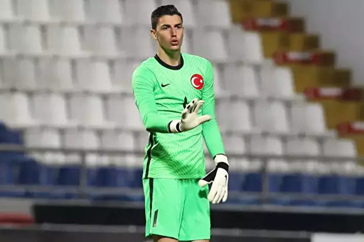 Berke Özer'le ilgili TFF'den yapılan açıklamada şöyle denildi:<br><br>"A Millî Takımımızın kalecilerinden Berke Özer, dün oynanan Bulgaristan - Türkiye karşılaşmasında maç kadrosuna alınmamasını gerekçe göstererek kafilemizin İstanbul'a dönüşünü takiben kendi isteğiyle, teknik ve idari ekibimizin izni olmaksızın kamptan ayrılmıştır.<br><br> <br><br>Geçmişte defaatle ifade edildiği gibi, Millî Takım formasını taşımanın sorumluluğu ve değeri her şeyin üzerindedir. A Millî Takımımız, bireylerden bağımsız olarak ülkenin onurunu temsil eden bir bütündür. Bu doğrultuda disiplin, saygı ve takım ruhu asla vazgeçemeyeceğimiz en temel ilkelerimizdir.