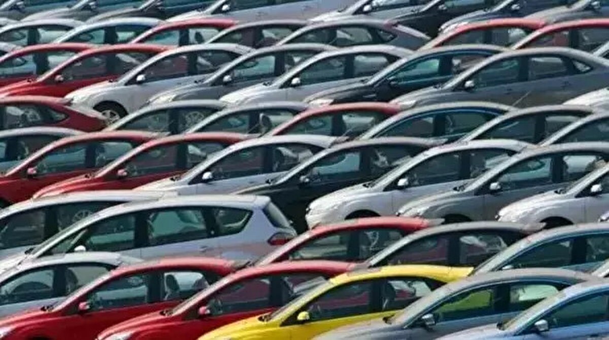 Sanayi ve Teknoloji Bakanlığı tarafından geliştirilen program, Türkiye’nin yerli otomotiv sanayisini güçlendirmeyi ve vatandaşların sıfır araçlara erişimini kolaylaştırmayı hedefliyor. Özellikle 3 çocuk ve üzeri aileleri kapsayan destek, uzun vadeli düşük faizli kredi imkânı sunacak. Bu sayede hem yerli üretim otomobillerin satışında artış sağlanması hem de binek araç yaş ortalamasının düşürülmesi hedefleniyor.