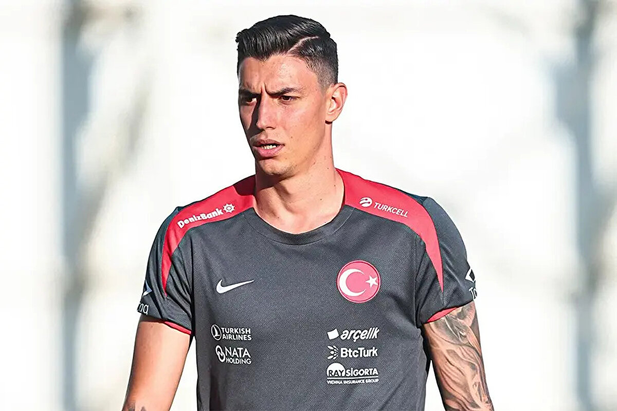 BERKE ÖZER, AÇIKLAMA YAYINLADI <br><br>Berke Özer'in yaptığı açıklama şöyle:<br><br>"A Milli Takım kampına katılmadan önce yaşadığım ağrılarımı ve bu konudaki durumumu teknik ekibimizle paylaşmış, eğer maç kadrosunda yer almayacaksam bu süreci dinlenerek ve tedavi olarak geçirmemin daha doğru olacağını iletmiştim. Buna rağmen çağrılmamın ardından her zaman olduğu gibi ülkemin formasını giymenin gururuyla kampa dahil oldum. Kamp boyunca iletişimimde ya da motivasyonumda hiçbir eksilme olmadı.<br><br>Maç kadrosunu gördüğümde, günlerdir yaptığımız konuşmaların ne kadar anlamsız olduğunu ve yurtdışında gururla temsil ettiğim ülkemin takımında karar vericilerin performans veya oyuncuyu kazanmak motivasyonunda olmadığını anladım. Kampın ve takımımızın moralini etkilememek adına maç sırasında veya sonrasında değil, İstanbul'a dönüşte teknik ekibimize düşüncelerimi ilettim. Ardından da "teknik ve idari ekibin bilgisi ve izni" dahilinde kamptan kendi isteğimle ayrıldım."