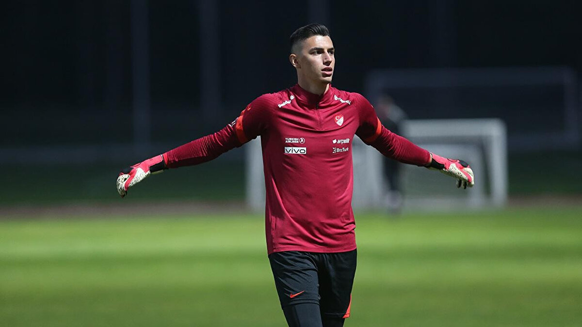 "Bu karar, oynayan hiçbir arkadaşımı hedef alan ya da saygısızlık içeren bir davranış değildir. Aksine, uzun yıllardır birlikte mücadele ettiğimiz ve kalitesiyle gurur duyduğum muhteşem bir kaleci rotasyonumuzun parçası olmaktan her zaman onur duydum.<br><br>Benim için Milli Takım, kariyerimdeki en büyük gurur kaynağıdır. Bugüne kadar olduğu gibi bundan sonra da Ay Yıldızlı forma için her türlü fedakârlığı yapmaya hazırım. Bireylerden bağımsız olarak ülkenin onurunu temsil etmeyi amaçlayan A Milli Takımımızın formasını gururla temsil etmiş olan bir sporcu olarak, her bireye eşit ve adaletli bir düzenin içinde bulunmak istiyor ve yaşanan süreci ve bu konuda yapılan açıklamanın üslubunu kamuoyunun takdirine bırakıyorum."<br><br>