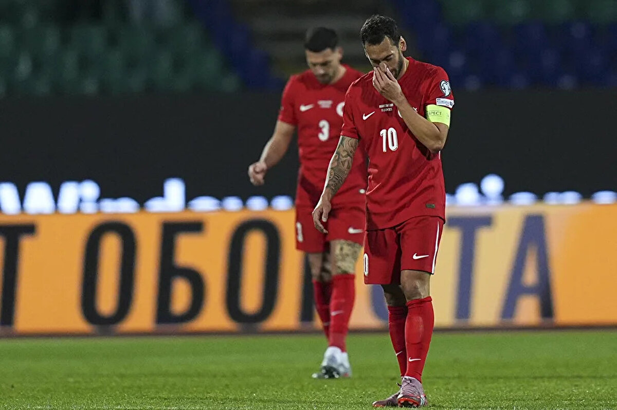 Vasil Levski Ulusal Stadı'nda oynanan müsabakada 100. kez A Milli Takım formasını giyen Çalhanoğlu, maçın ardından İtalyan basınından Sport Mediaset'e çarpıcı açıklamalar yaptı.<br><br>