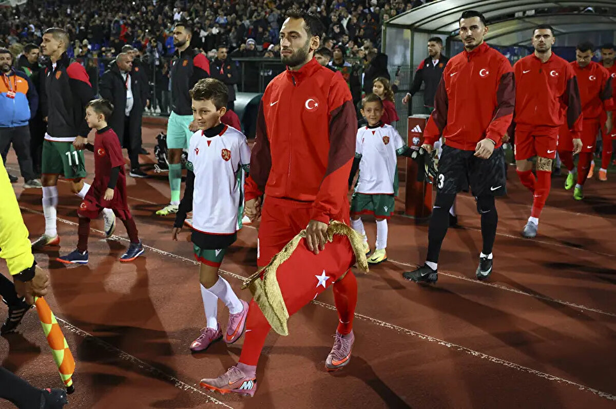 A Milli Futbol Takımı'nın, 2026 FIFA Dünya Kupası Avrupa Elemeleri E Grubu'nda Bulgaristan'ı 6-1 yendiği maçta 2 asist yapan Hakan Çalhanoğlu karşılaşmaya damgasını vuran isimlerden birisi oldu.<br><br>
