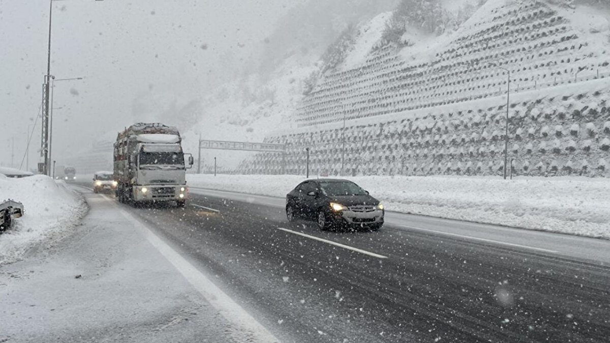  Meteoroloji'nin sarı kodla uyardığı 18 il ise şöyle:<br><br>Adana: Gök gürültülü sağanak bekleniyor<br><br>Ağrı: Kuvvetli yağış bekleniyor