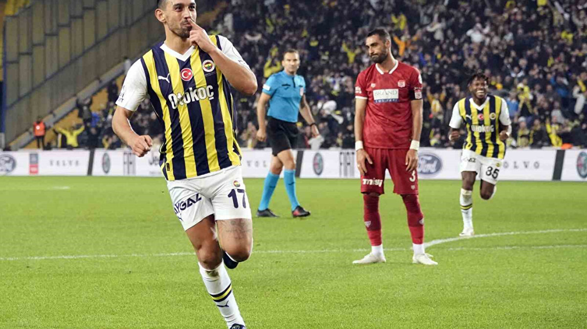 Cenk Tosun ve İrfan Can Süresiz Kadro Dışı<br><br>Tedesco’nun raporu doğrultusunda iki oyuncu süresiz olarak kadro dışı bırakıldı.<br>Cenk Tosun’un takımdaki rolünden memnun olmadığı, İrfan Can Kahveci’nin ise antrenman disiplini konusunda teknik ekiple fikir ayrılığı yaşadığı öne sürülüyor.<br>Fenerbahçe’nin önümüzdeki günlerde iki oyuncu hakkında yeni bir karar alıp almayacağı belirsiz.